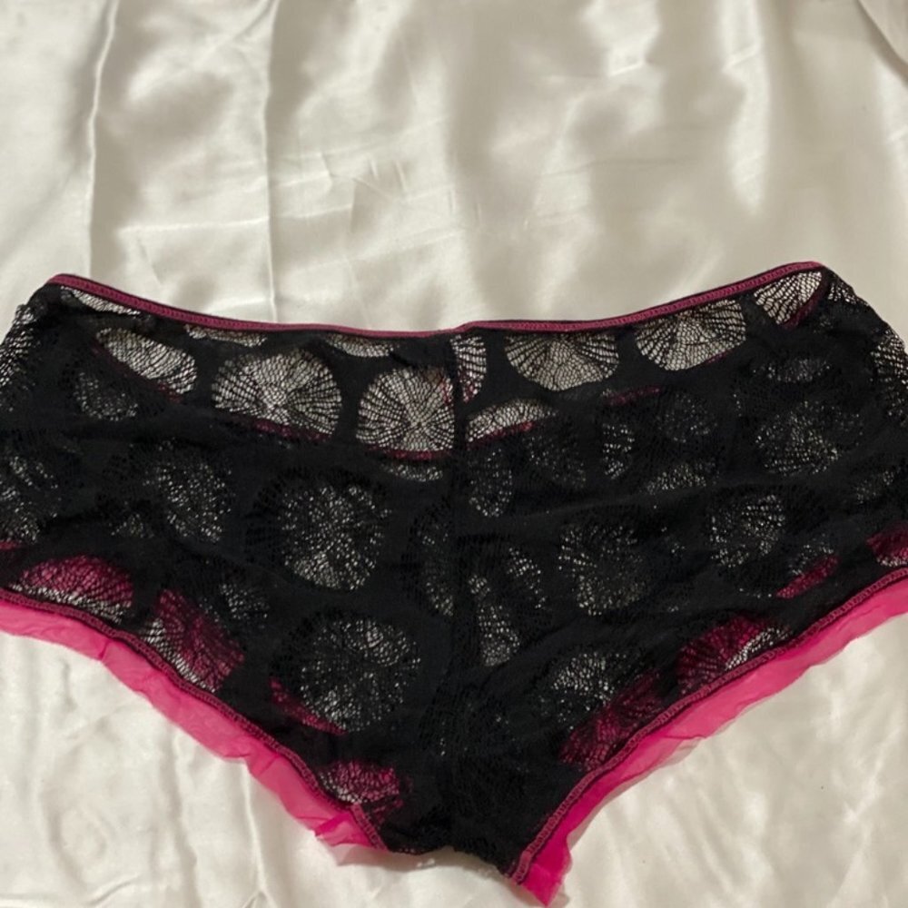NWOT Josie Black lace / fuschia trim boyshorts L
